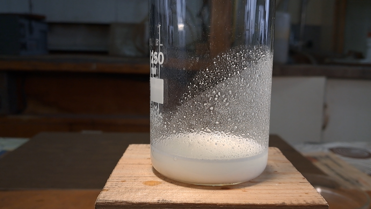 Synthesis of iron (III) benzoate