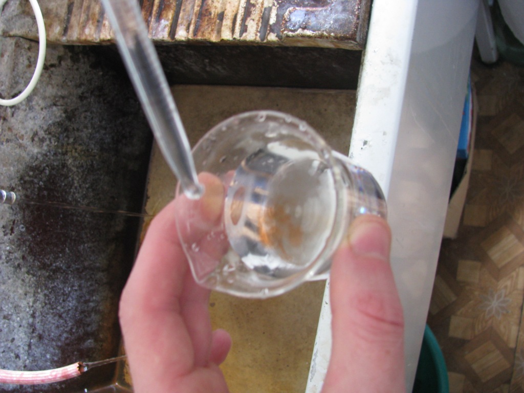 Водопроводная вода содержит железо (качественная реакция с роданидом)