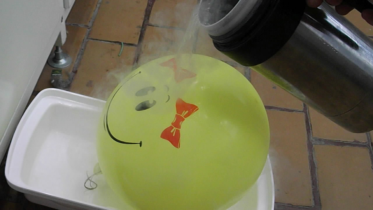 Воздушный шарик и жидкий азот