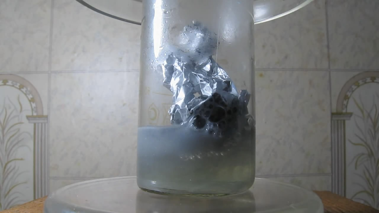 Алюминиевая фольга и соляная кислота. Aluminium foil and hydrochloric acid