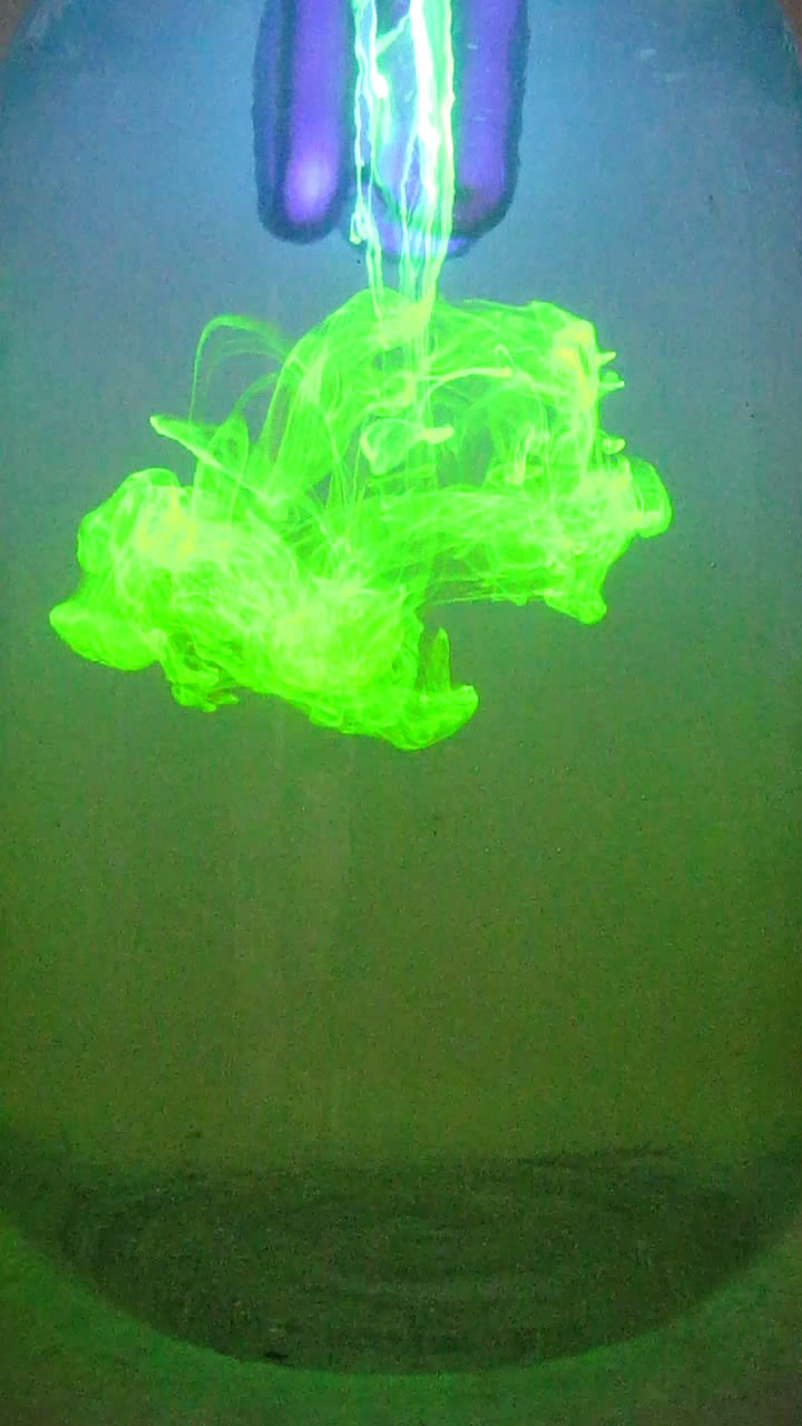 Вихревые кольца с флуоресцеином в ультрафиолетовом свете