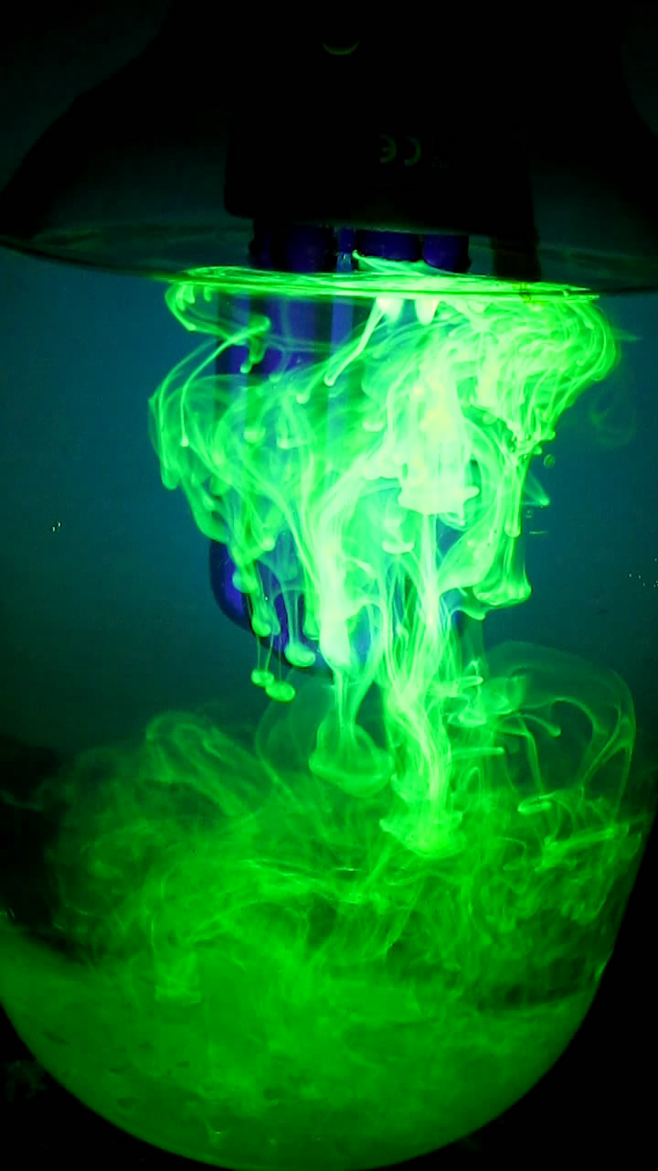 Вихревые кольца с флуоресцеином в ультрафиолетовом свете