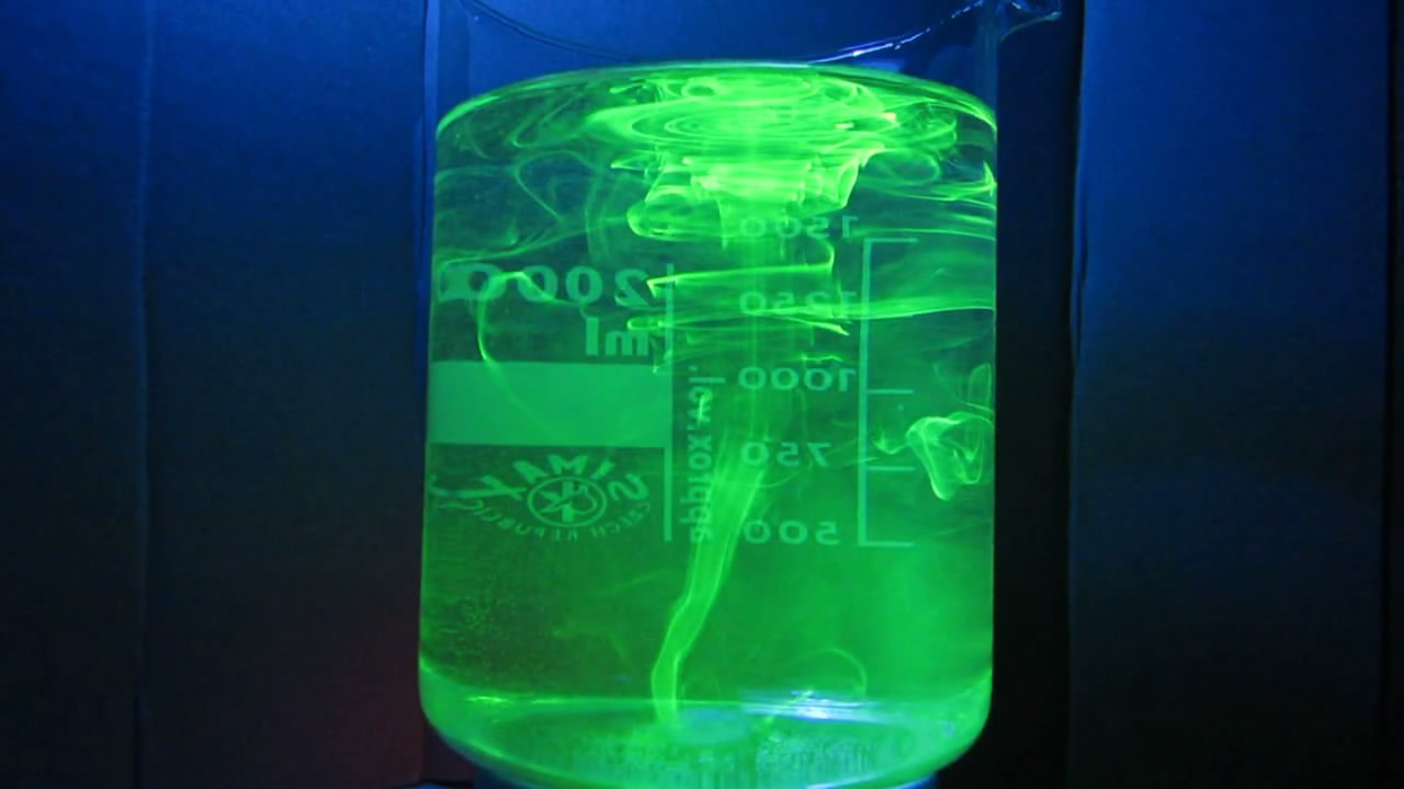 Вихрь с флуоресцеином в ультрафиолетовом свете