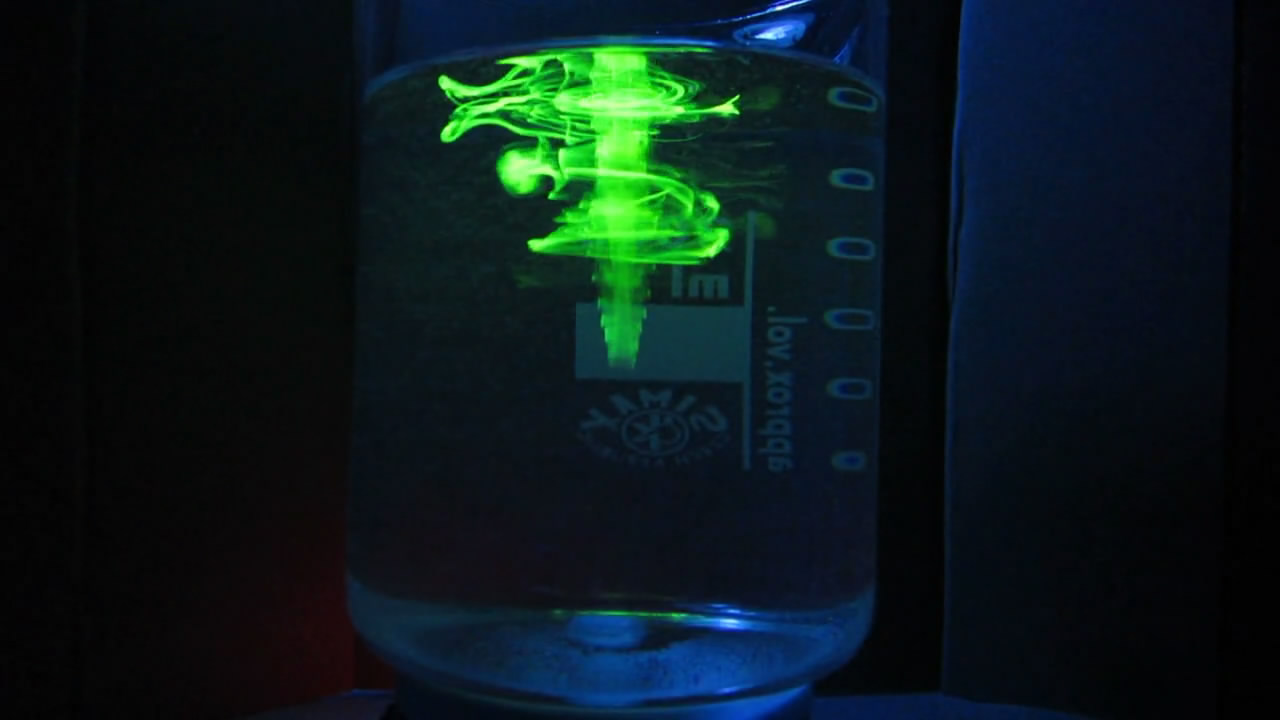 Вихрь с флуоресцеином в ультрафиолетовом свете