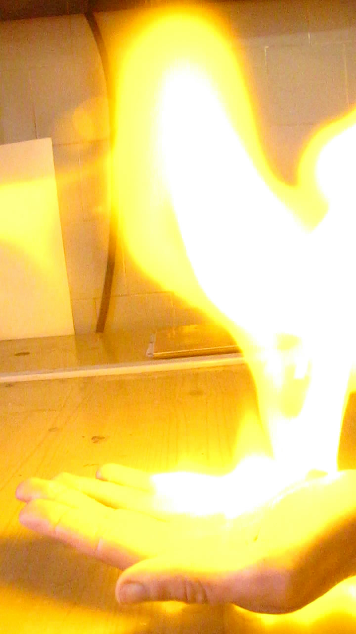 Огонь на ладони (горение пены с водородом)