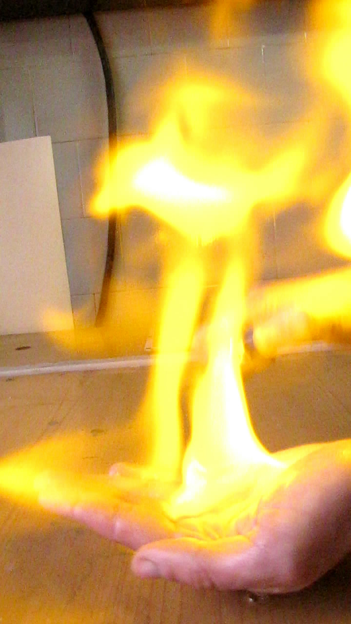 Огонь на ладони (горение пены с водородом)