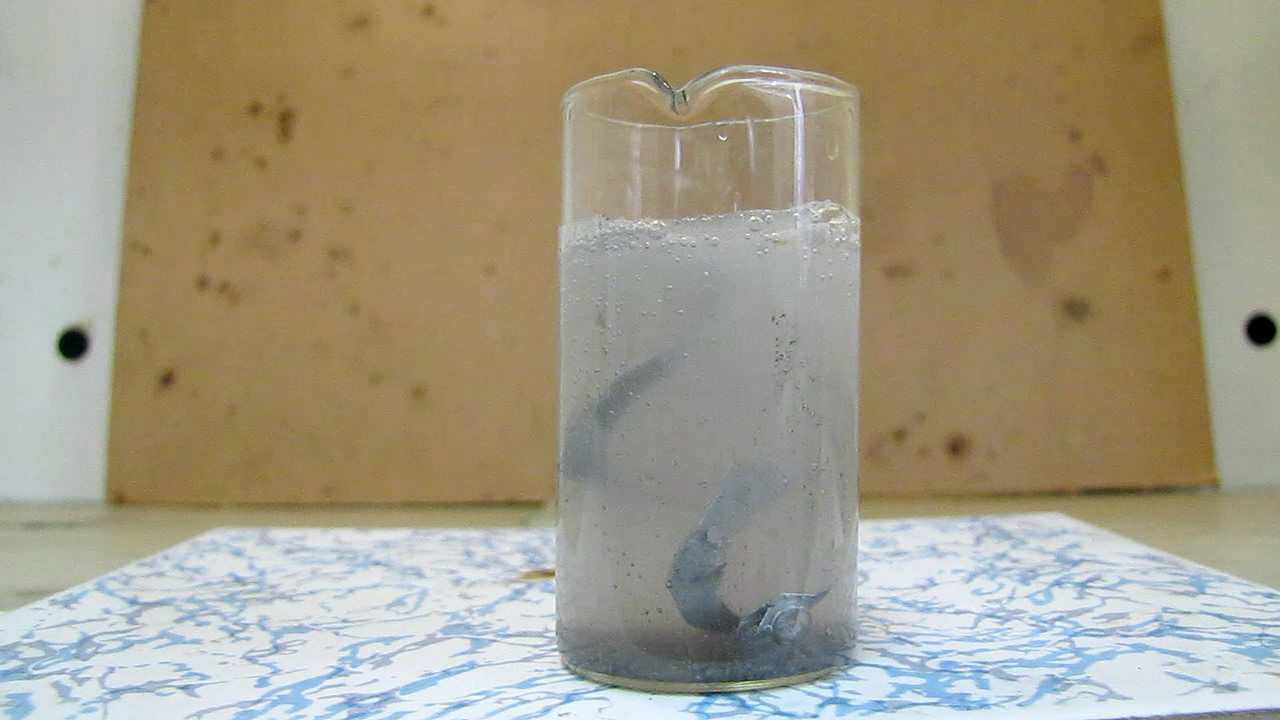 Реакция алюминия с водой (при комнатной температуре)