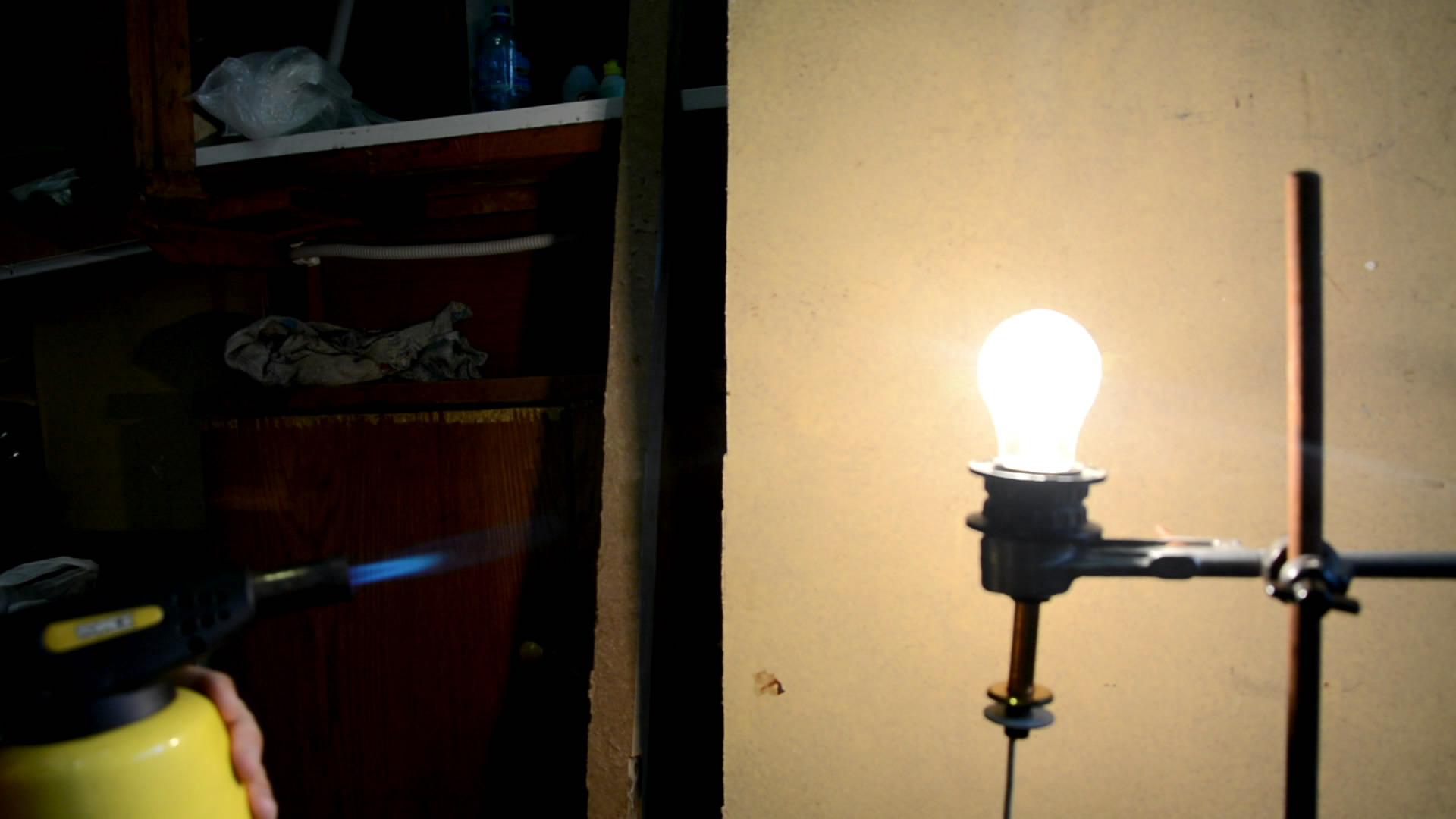 Лампа и пламя (делаем отверстие в лампе)