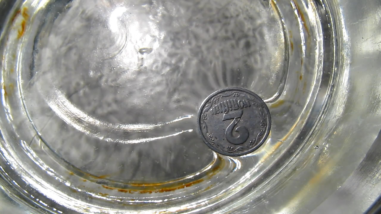 Монета плавает на поверхности воды. Floating coin (surface tension)