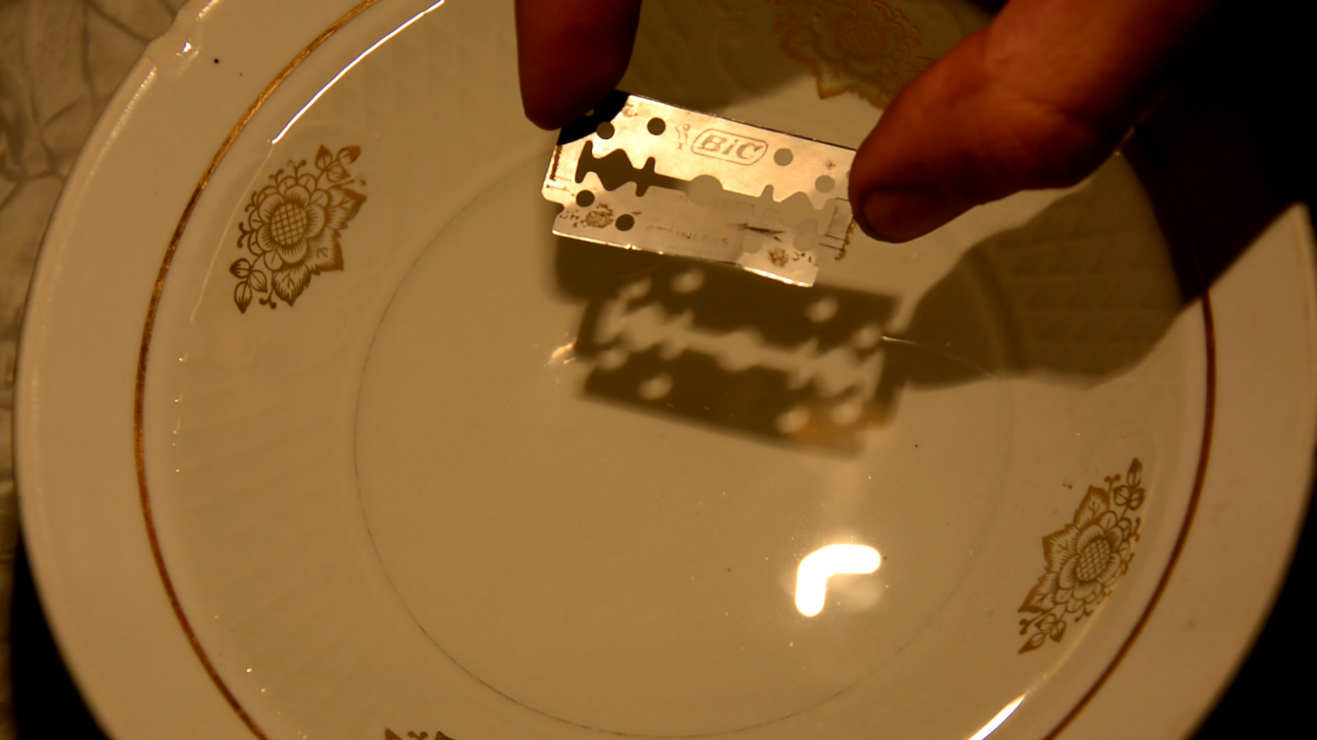 , ,     (        ). Razor Blade, Needle, Soap and Surface Tension (How to Float a Needle and a Razor Blade on the Surface of Water)