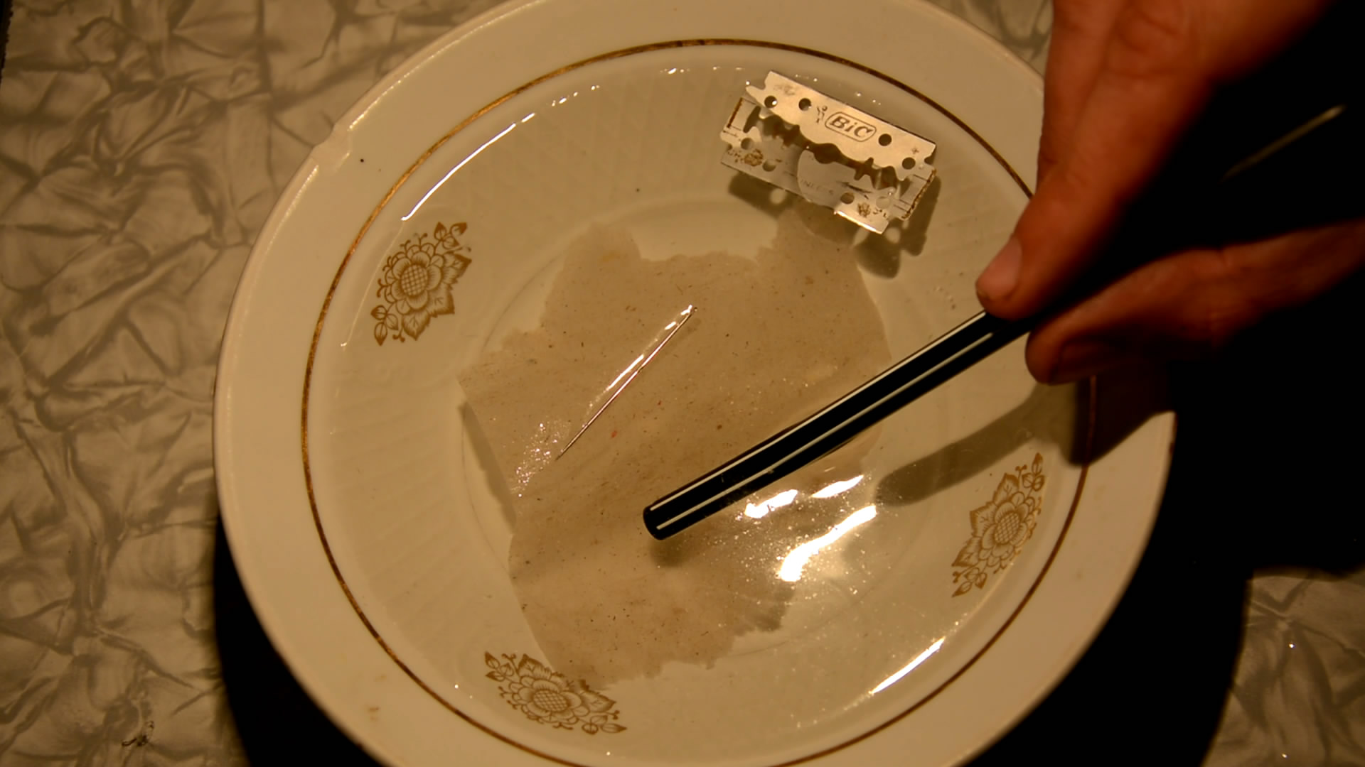 , ,     (        ). Razor Blade, Needle, Soap and Surface Tension (How to Float a Needle and a Razor Blade on the Surface of Water)
