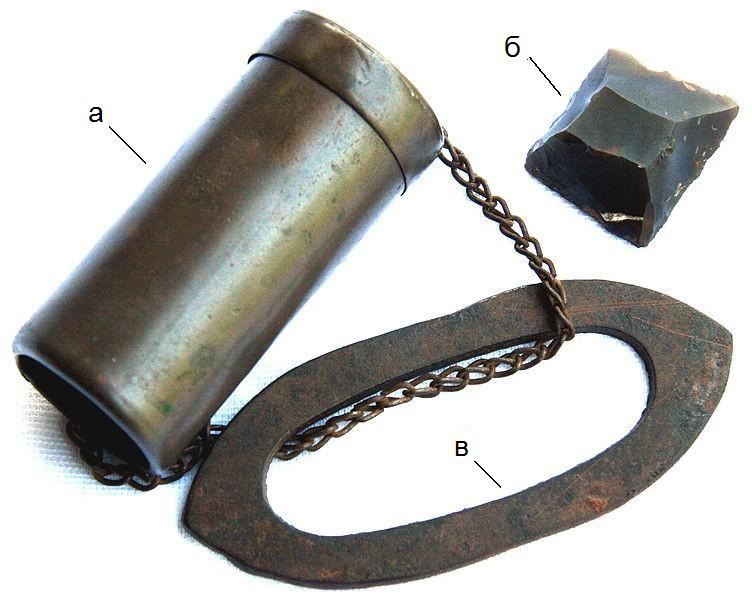 Огниво начала XIX века: а - металлический футляр; б - кремень; в - стальное кресало