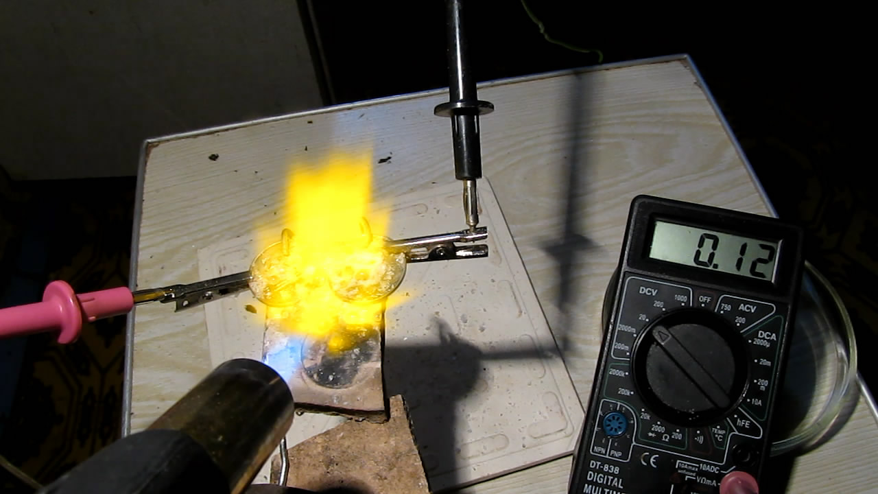        . Molten sodium chloride as electrolyte for galvanic cell