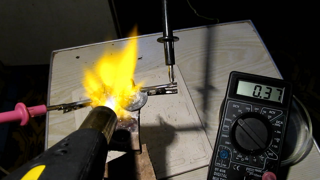        . Molten sodium chloride as electrolyte for galvanic cell