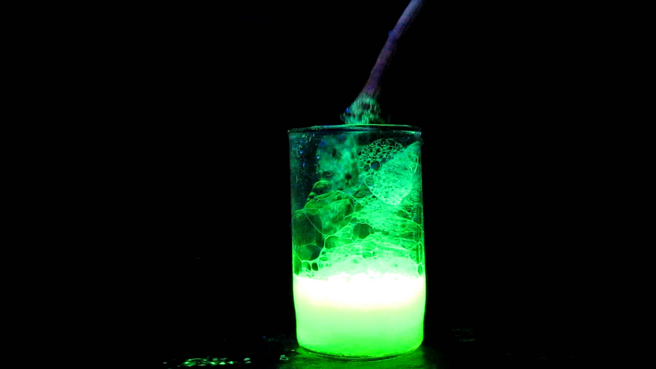 ,     . Fluorescein, soap bubbles and ultraviolet light