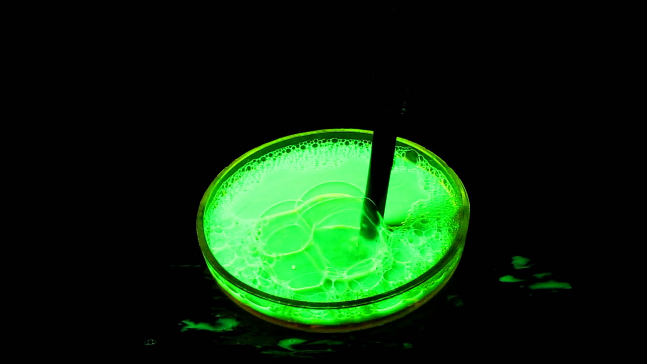 ,     . Fluorescein, soap bubbles and ultraviolet light