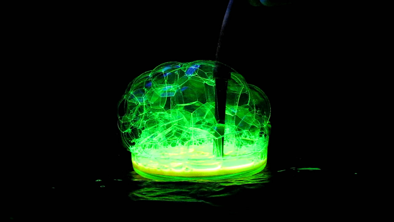 ,     . Fluorescein, soap bubbles and ultraviolet light