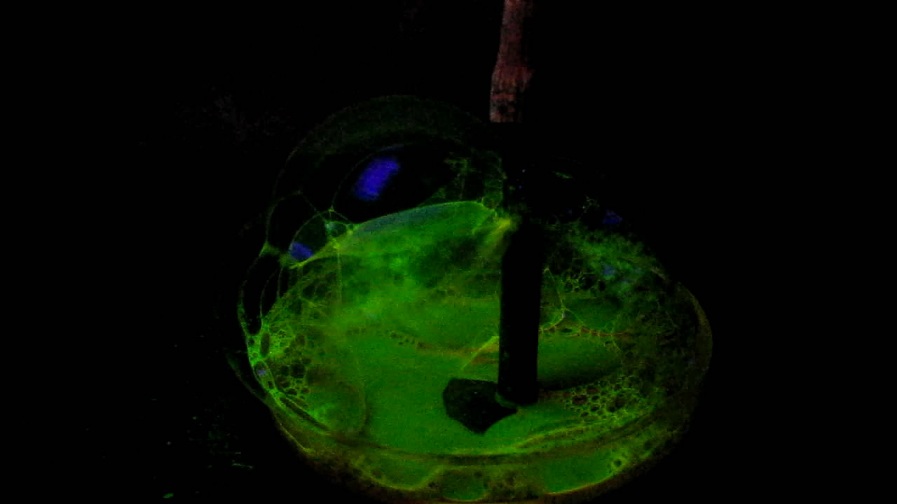 ,     . Fluorescein, soap bubbles and ultraviolet light