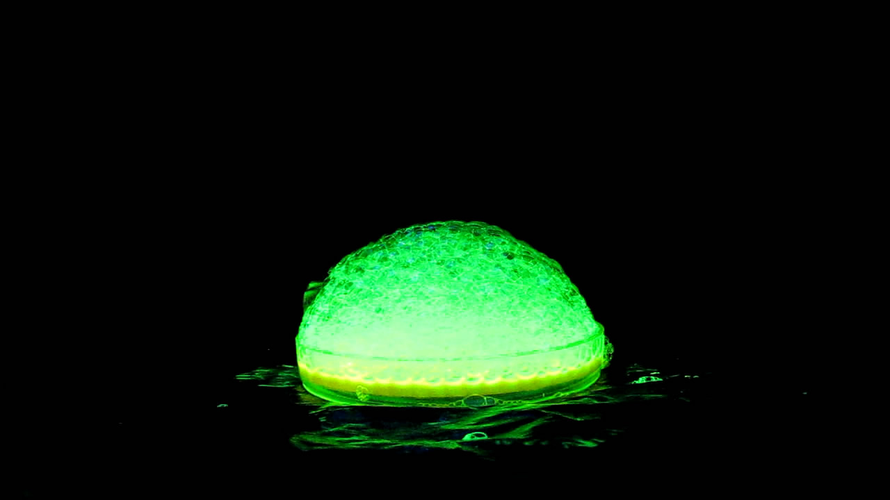 ,     . Fluorescein, soap bubbles and ultraviolet light