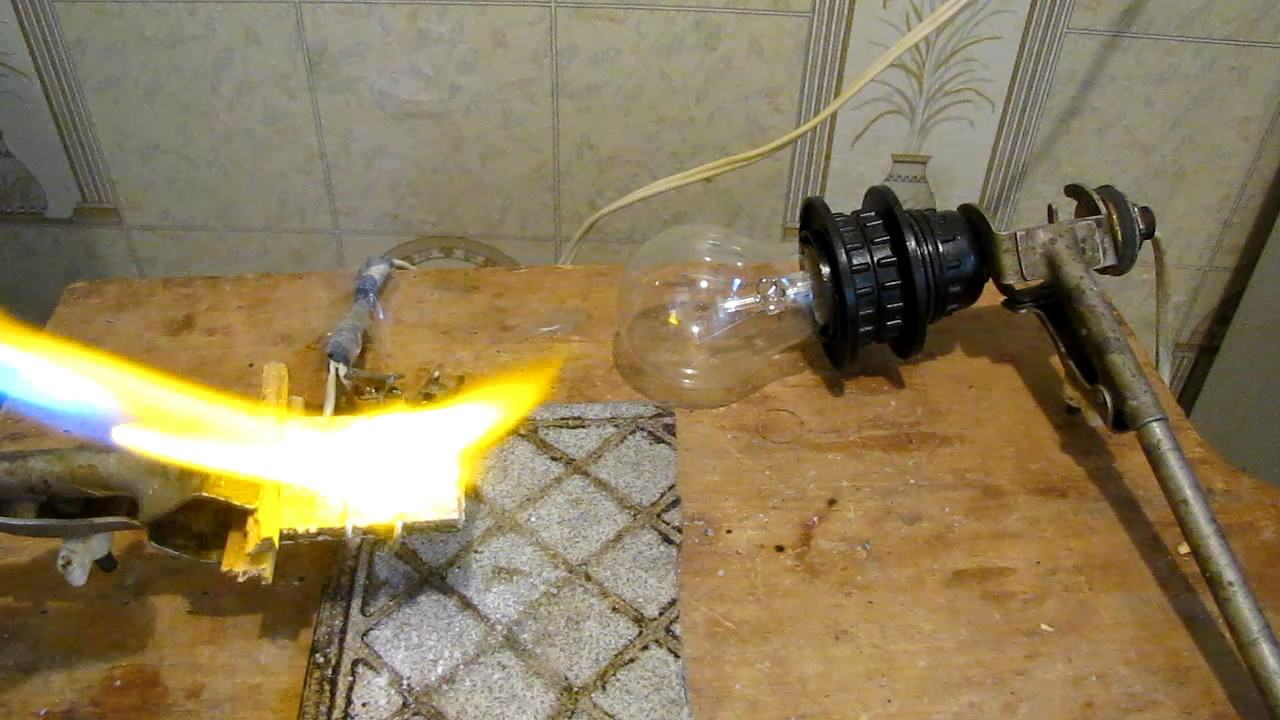    (  ). Electrical conductivity of sodium chloride (solid and molten salt)