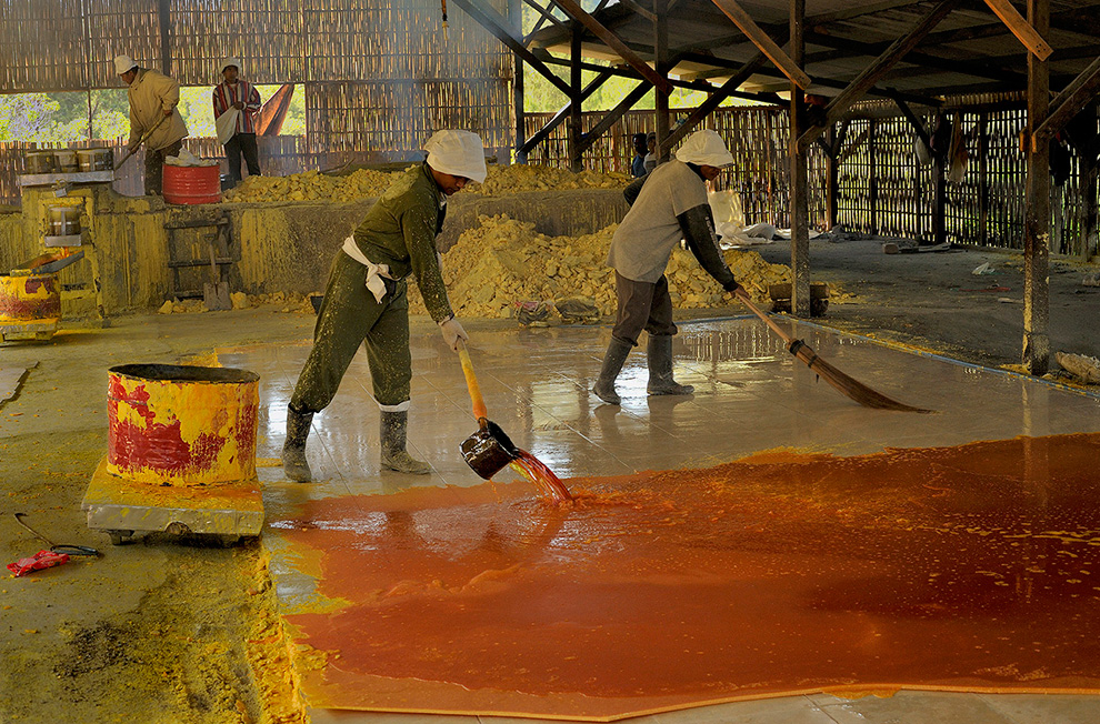 Заключительный этап. Рабочие разливают жидкую серу на плитах для охлаждения. После затвердевания она будет отправлена на местные фабрики, где серу используют для вулканизации резины и других целей.