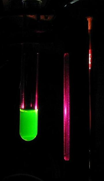 Флуоресцеин в ультрафиолетовых лучах