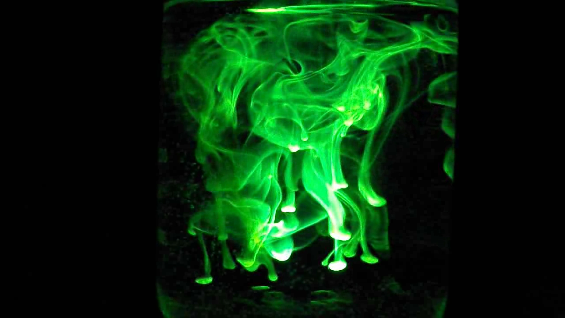 Флуоресцеин в ультрафиолетовом свете