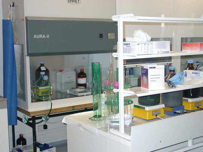 http://chemistry-chemists.com/N6_2011/U7/Laboratory-27.jpg
