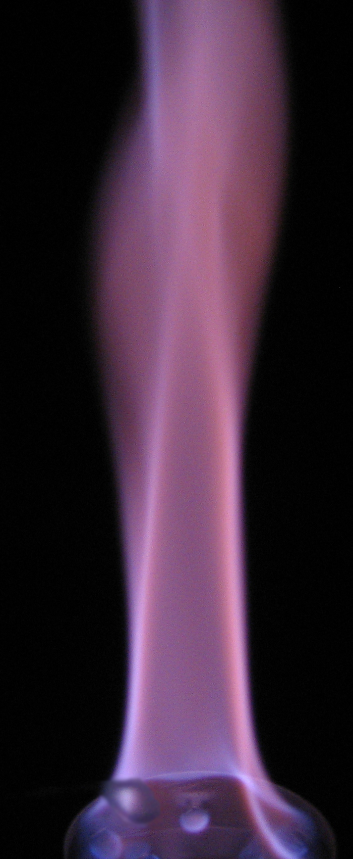 Соли калия окрашивают пламя в фиолетовый цвет
