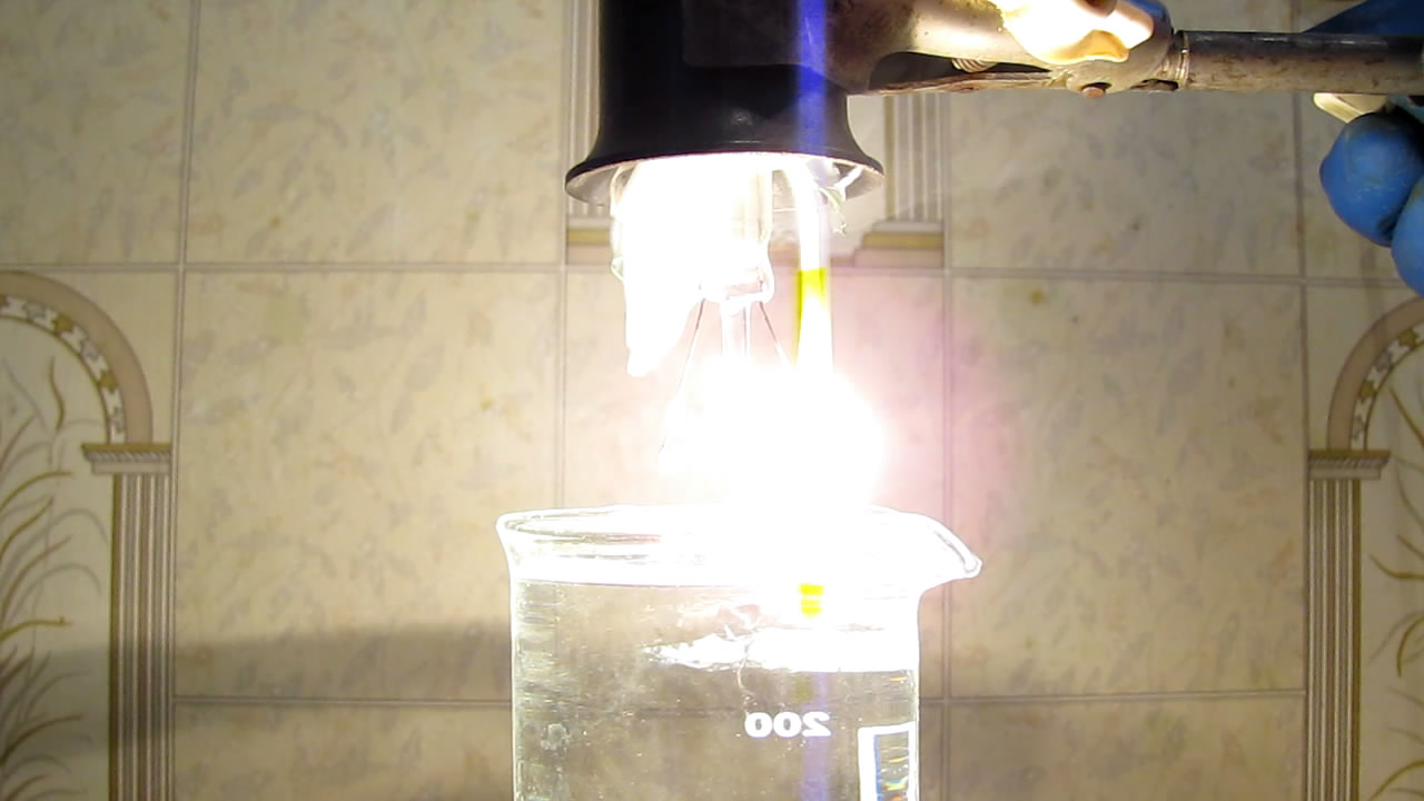  :     . Incandescent lamp filament: in water and in air