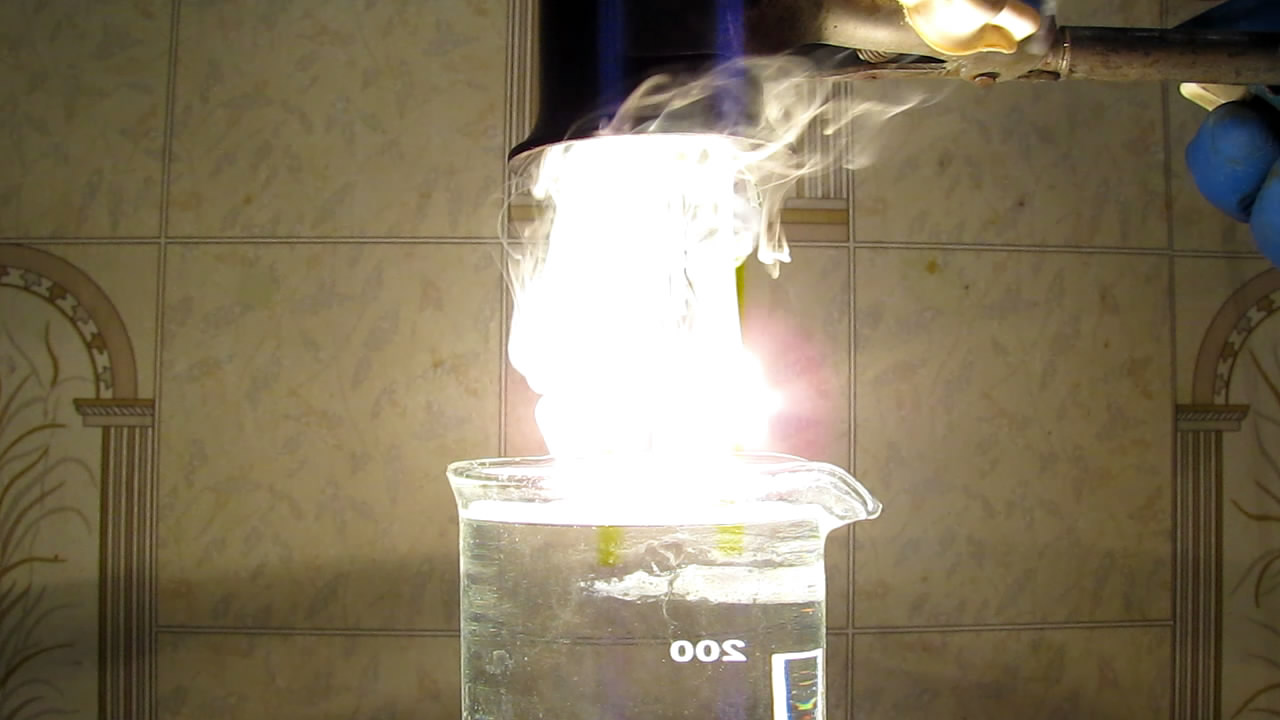   :     . Incandescent lamp filament: in water and in air