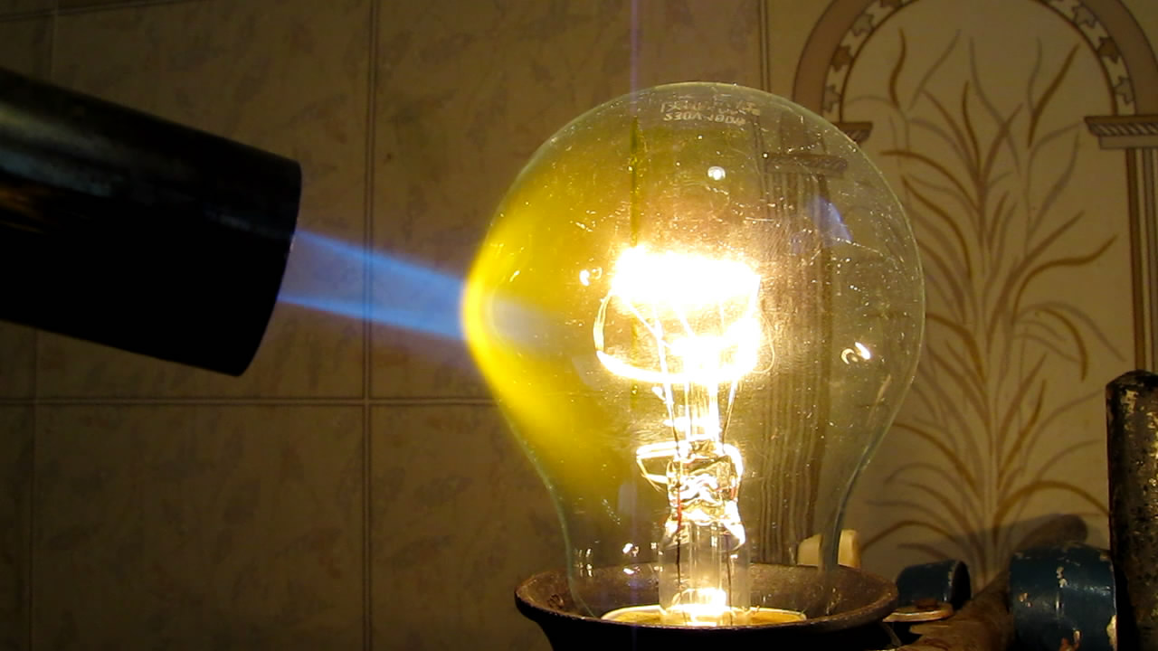   :     . Incandescent lamp filament: in water and in air