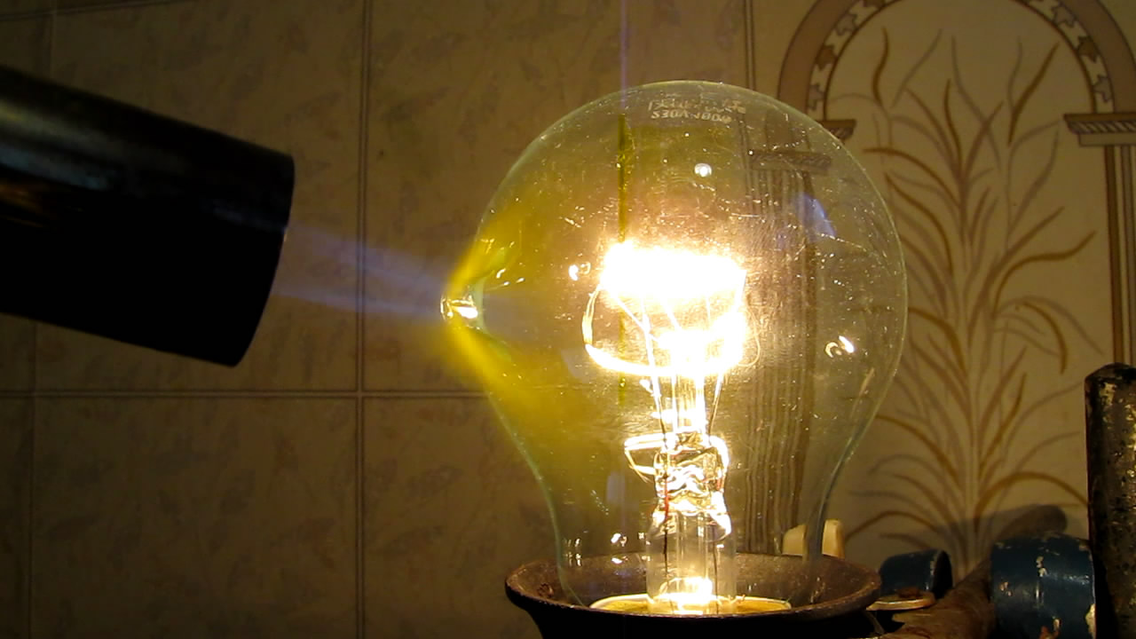   :     . Incandescent lamp filament: in water and in air