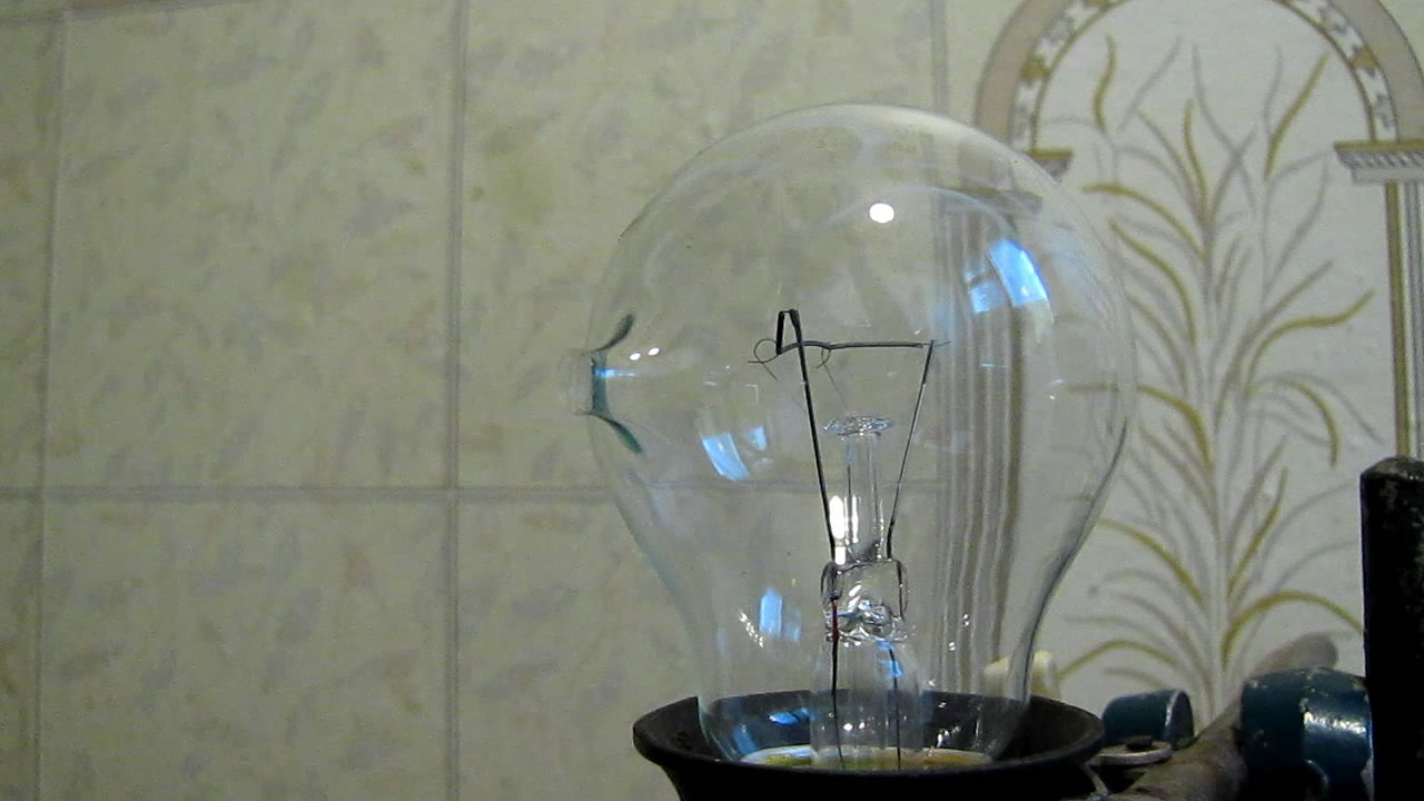   :     . Incandescent lamp filament: in water and in air