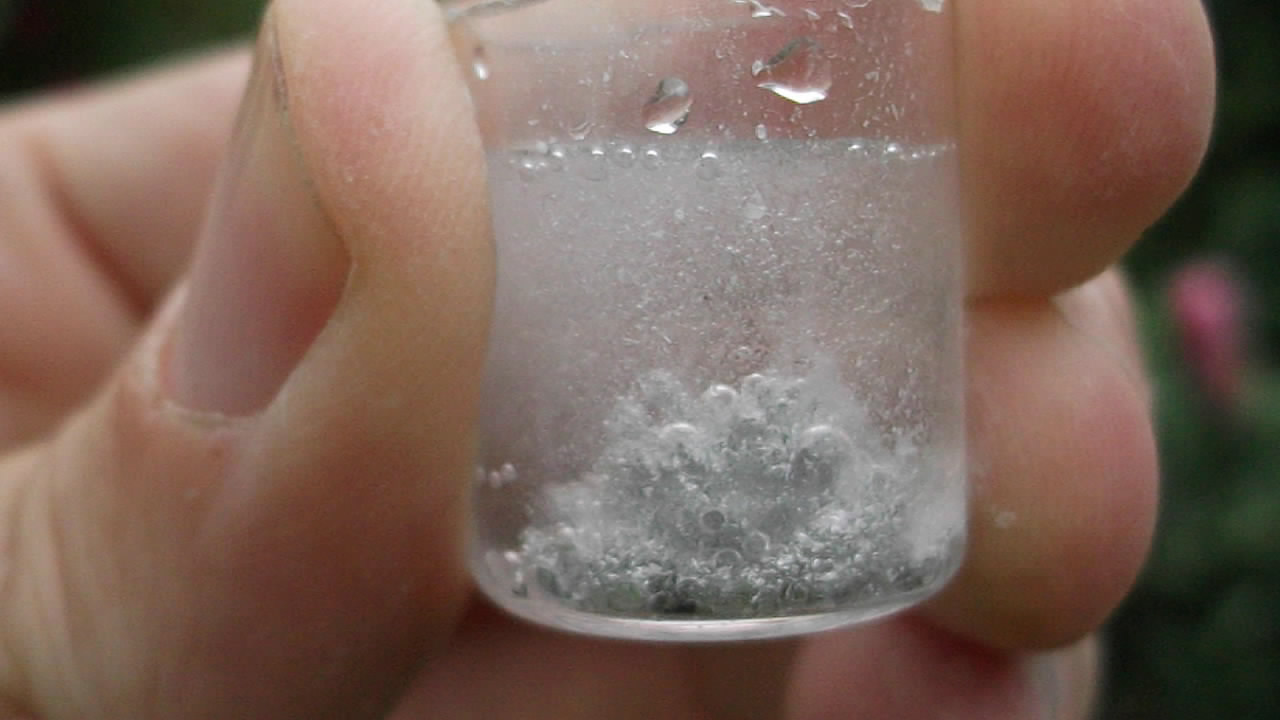 Реакция амальгамы бария с водой. Barium amalgam (reaction with water)
