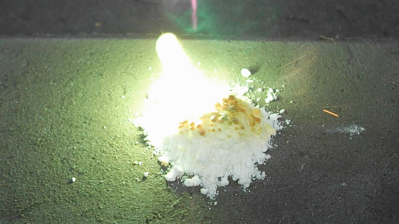 Горение смеси: перхлорат бария - сера (колебательная химическая реакция). Burning of mixture of barium perchlorate and sulfur (oscillating chemical reaction)
