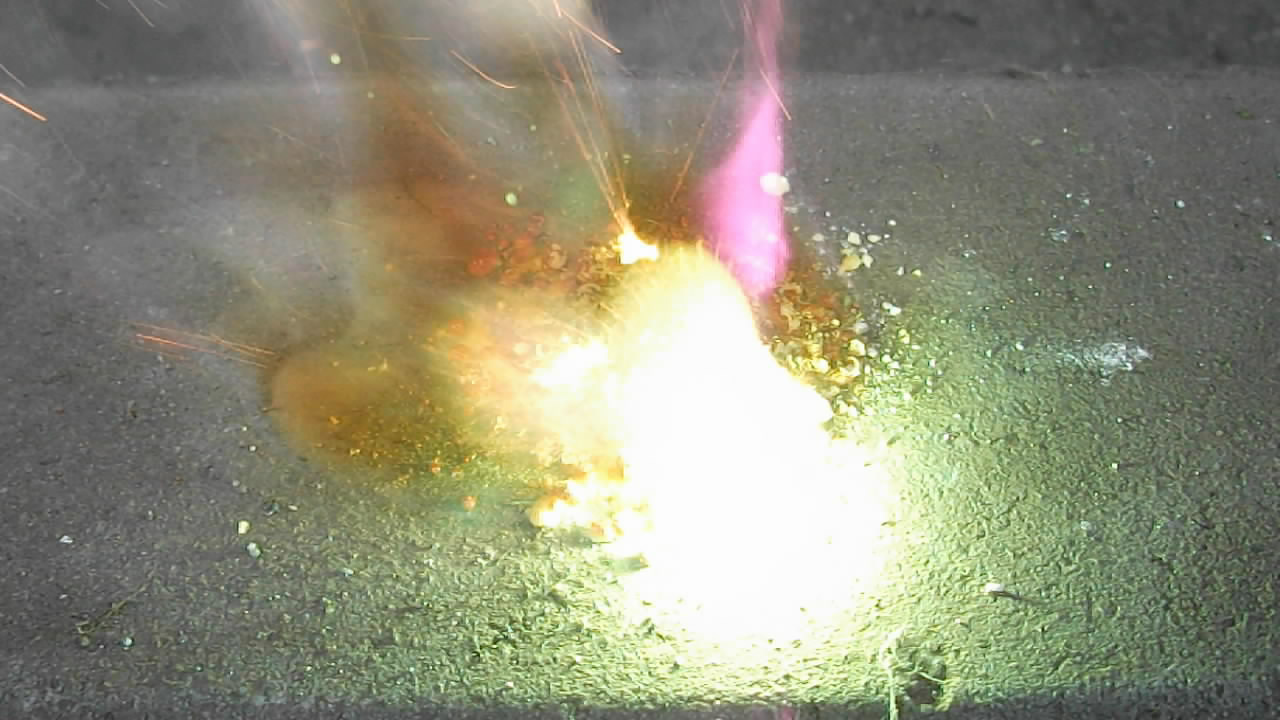 Горение смеси: перхлорат бария - сера (колебательная химическая реакция). Burning of mixture of barium perchlorate and sulfur (oscillating chemical reaction)