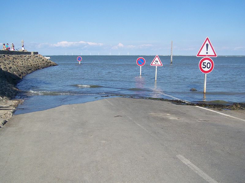 --:   . Passage du Gois: road under water