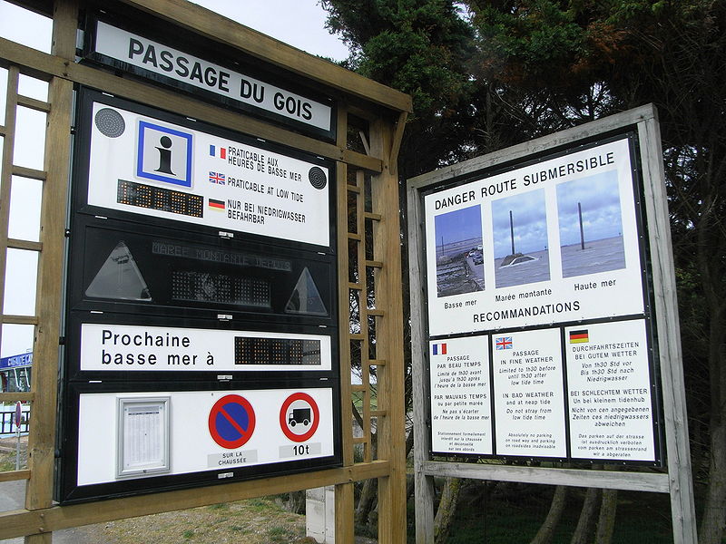 --:   . Passage du Gois: road under water