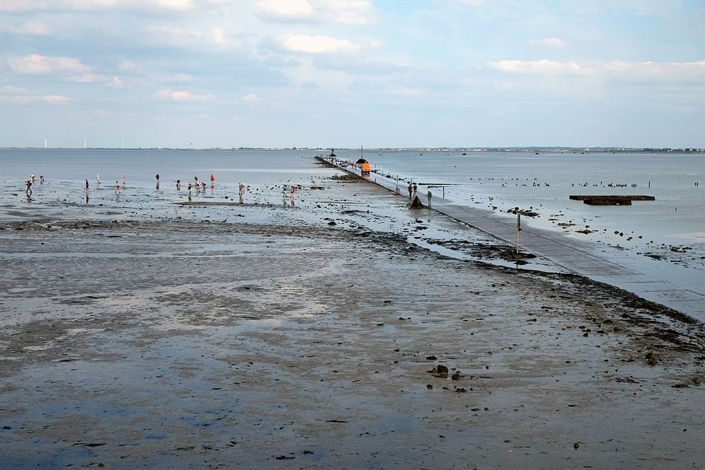 --:   . Passage du Gois: road under water