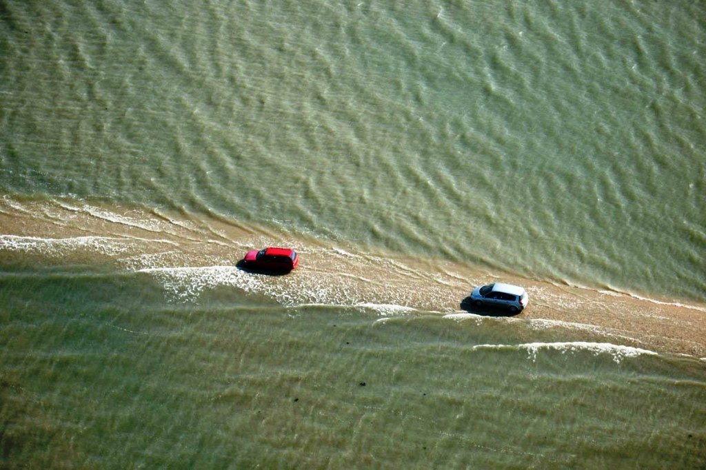 --:   . Passage du Gois: road under water