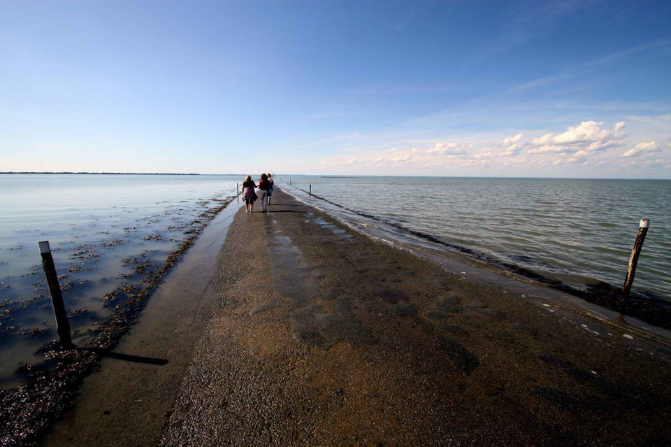 --:   . Passage du Gois: road under water