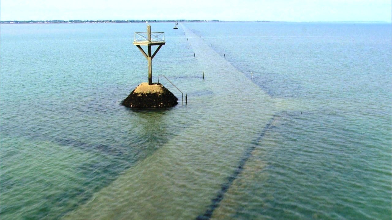 --:   . Passage du Gois: road under water