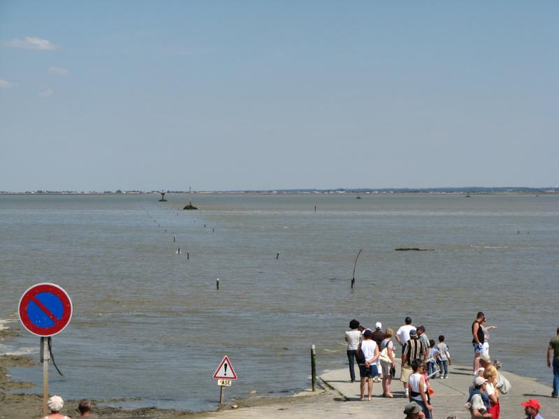 --:   . Passage du Gois: road under water