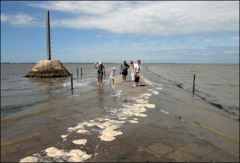 --:   . Passage du Gois: road under water