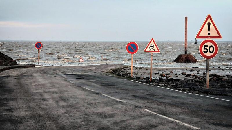 --:   . Passage du Gois: road under water