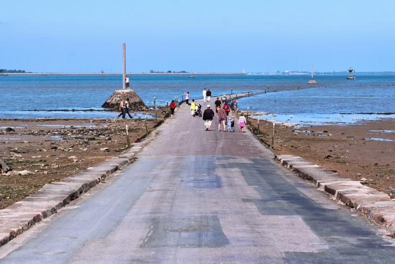 --:   . Passage du Gois: road under water