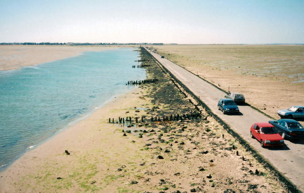 --:   . Passage du Gois: road under water