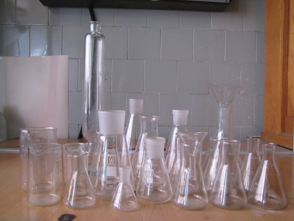 Химическая посуда: колбы, стаканы, пробирки, пипетки и т.п.