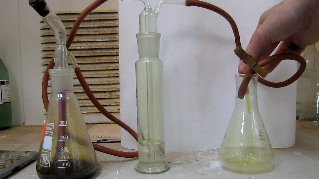 Получение хлора (реакция перманганата калия и соляной кислоты)